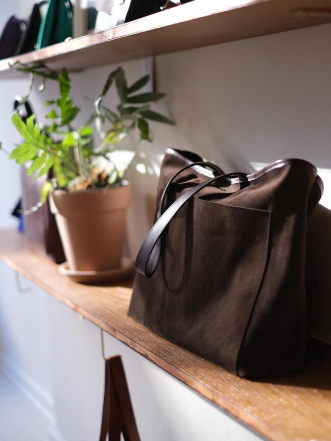 JOHN AND MARY - LEZAMA gorzka czekolada torba zamszowa 15